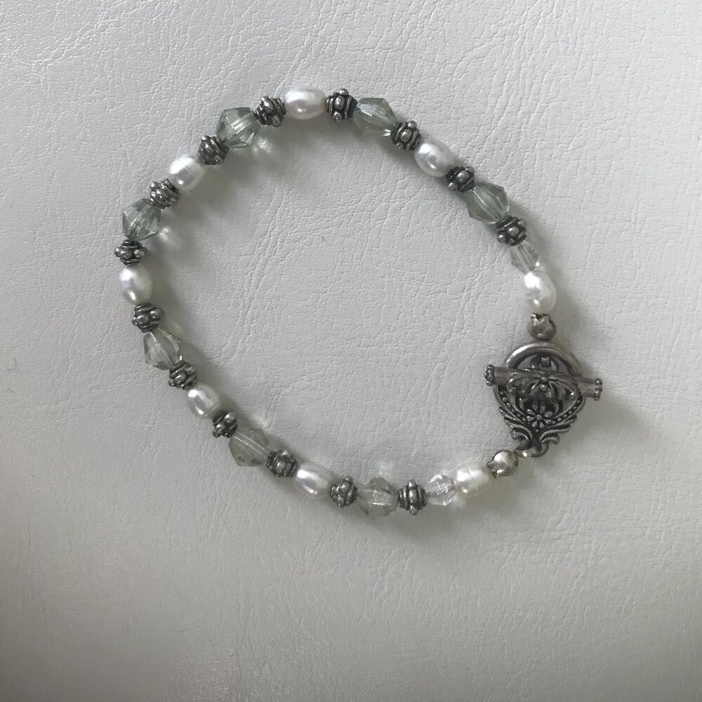 Lot of Eight 8 Bracelets - Picture 5 of 10